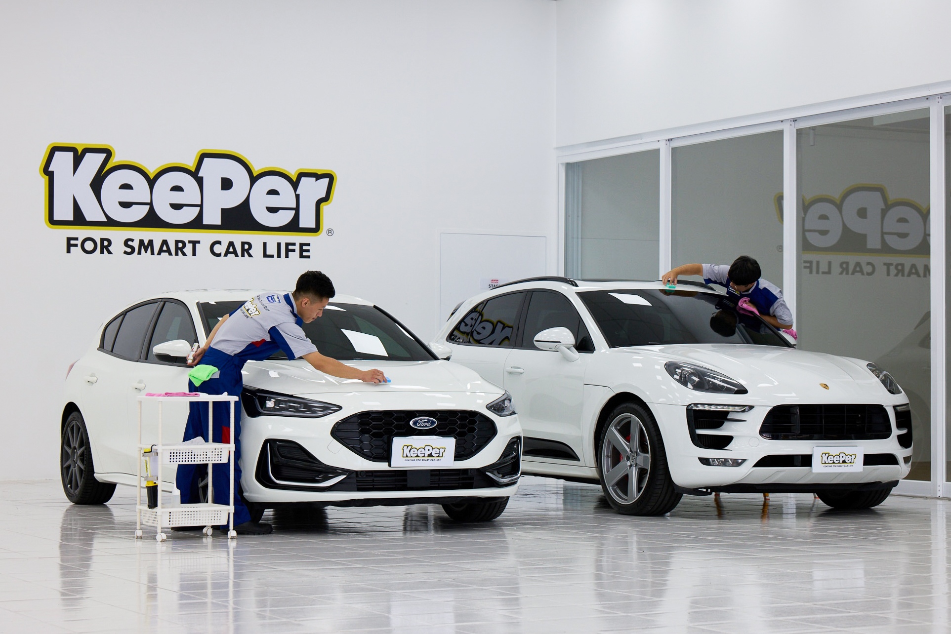 全新 JESPER 全方位汽車服務中心新竹經國店，寬敞的環境可同時容納10 台以上車輛施作鍍膜，為全台最大型的KeePer 門市。